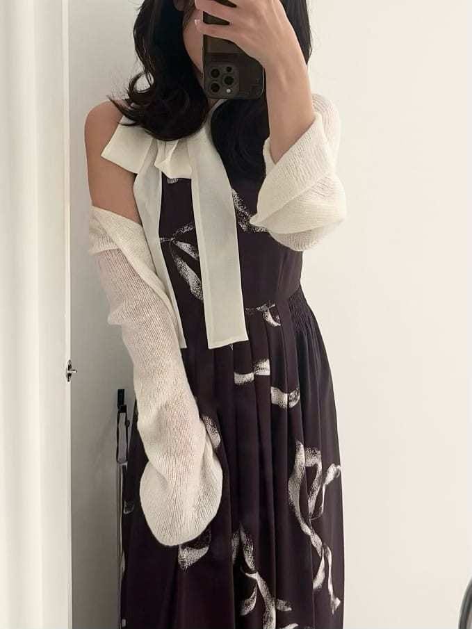 ブラウン系のブーツ、ブラウン系のワンピースを着用したレディースの冬コーディネートの7枚目の写真