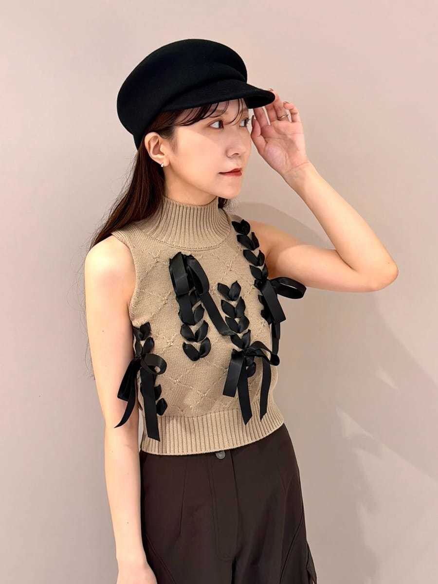 ブラウン系のその他パンツ、ベージュ系のニット/セーター、その他のバックパック/リュックを着用したレディースの夏コーディネートの5枚目の写真