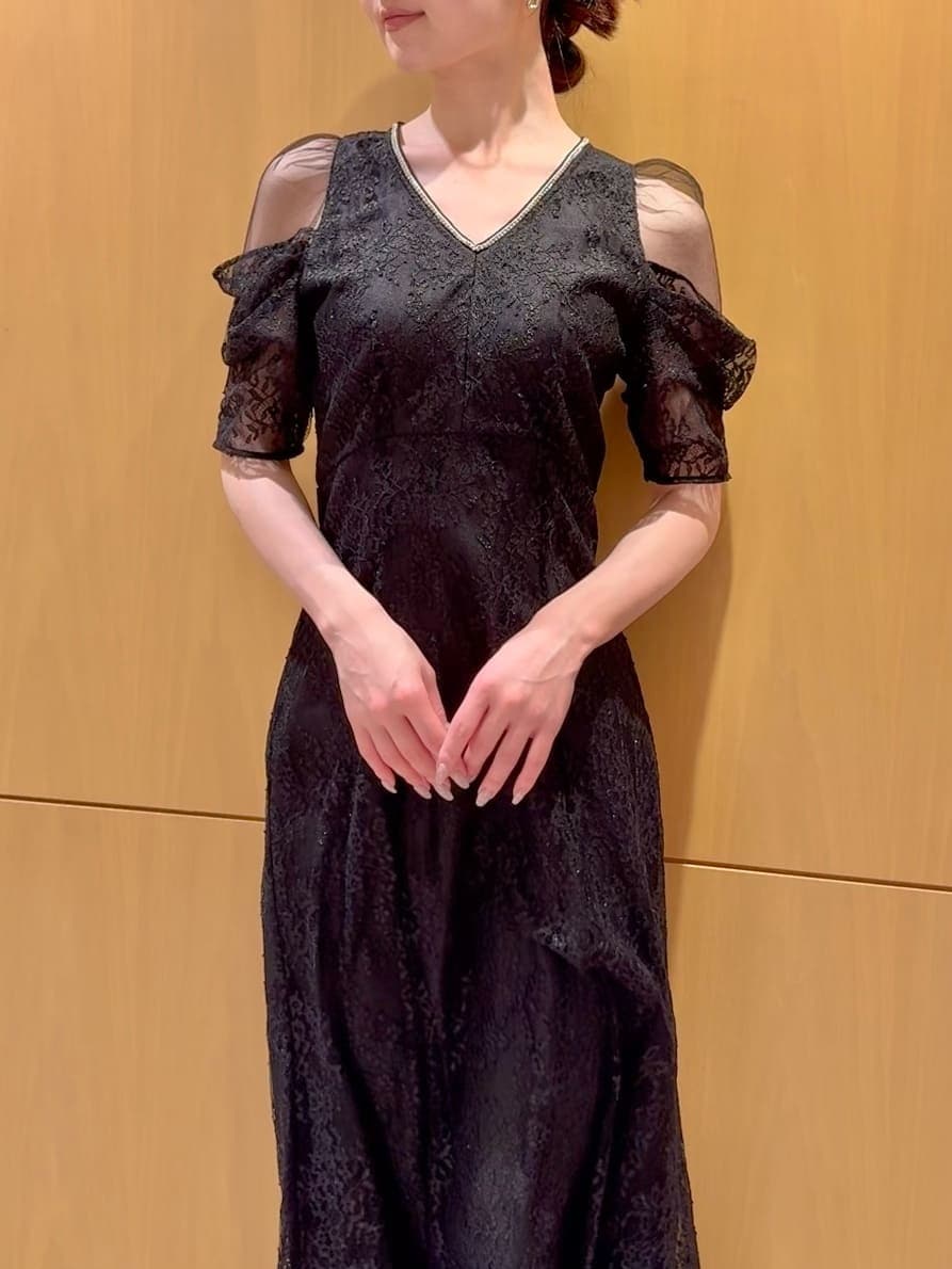 グレー系のチェスターコートを着用したレディースの冬コーディネートの6枚目の写真