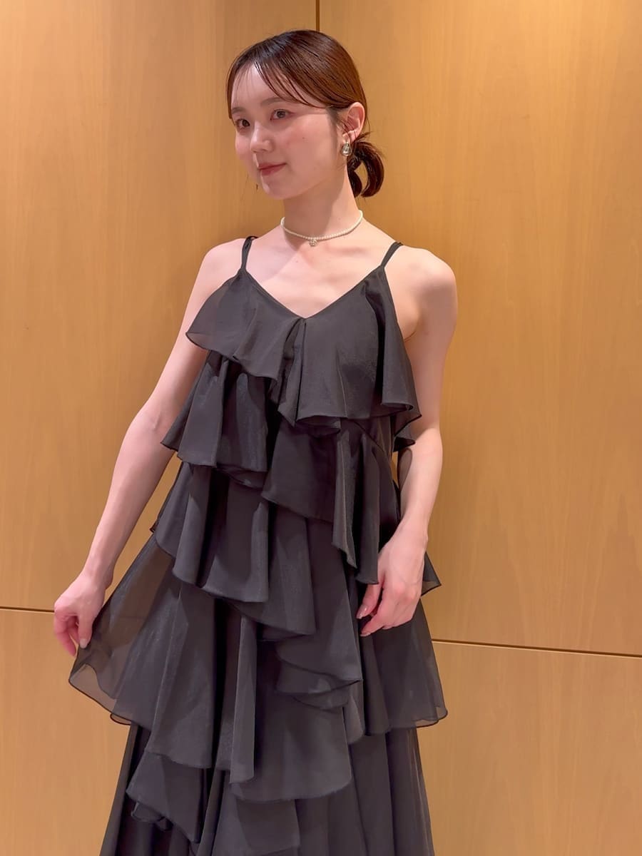 ブラック系のかごバッグ、ブラック系のワンピース、ホワイト系のネックレスを着用したレディースの夏コーディネートの4枚目の写真