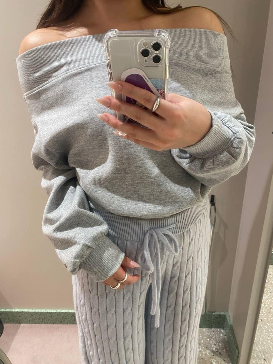 ブルー系のその他パンツ、グレー系のワンピース、ブラック系のボストンバッグを着用したレディースの秋コーディネートの6枚目の写真