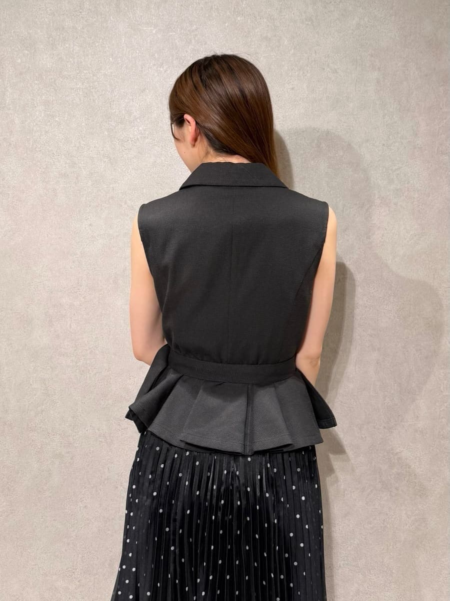 ブラック系のワンピース、ブラック系のサンダル、ブラック系のボストンバッグを着用したレディースの夏コーディネートの6枚目の写真