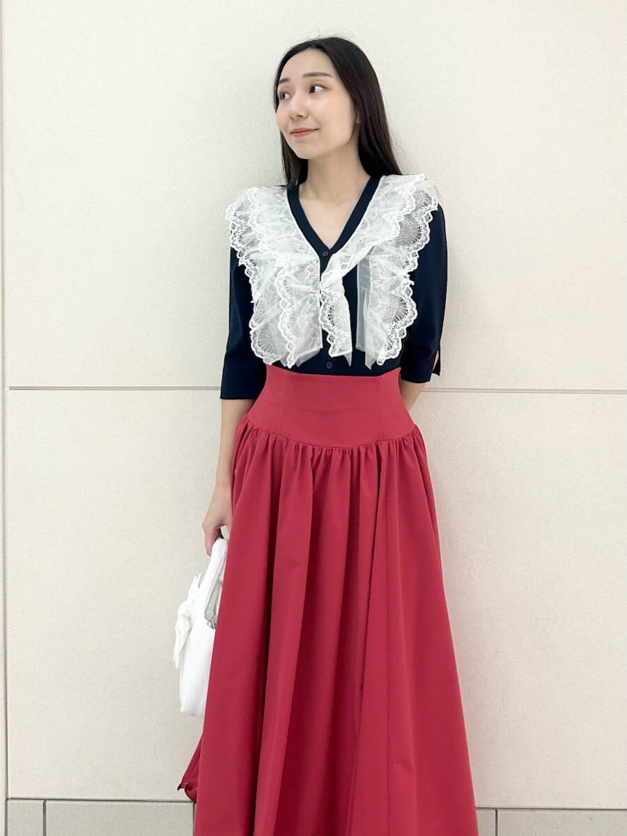 ブラック系のブーツ、ブルー系のニット/セーター、レッド系のスカートを着用したレディースの冬コーディネートの5枚目の写真