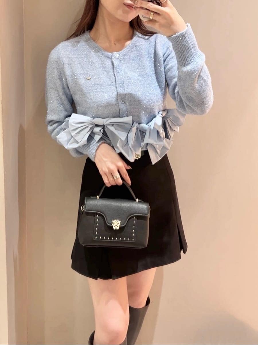 ブルー系のニット/セーター、ブラック系のスカート、ブラック系のショルダーバッグを着用したレディースの秋コーディネートの7枚目の写真