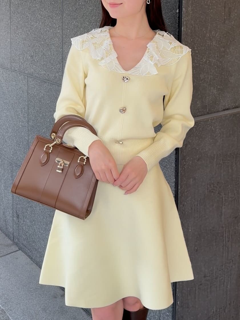 ブラウン系のブーツ、ブラウン系のハンドバッグを着用したレディースの冬コーディネートの5枚目の写真