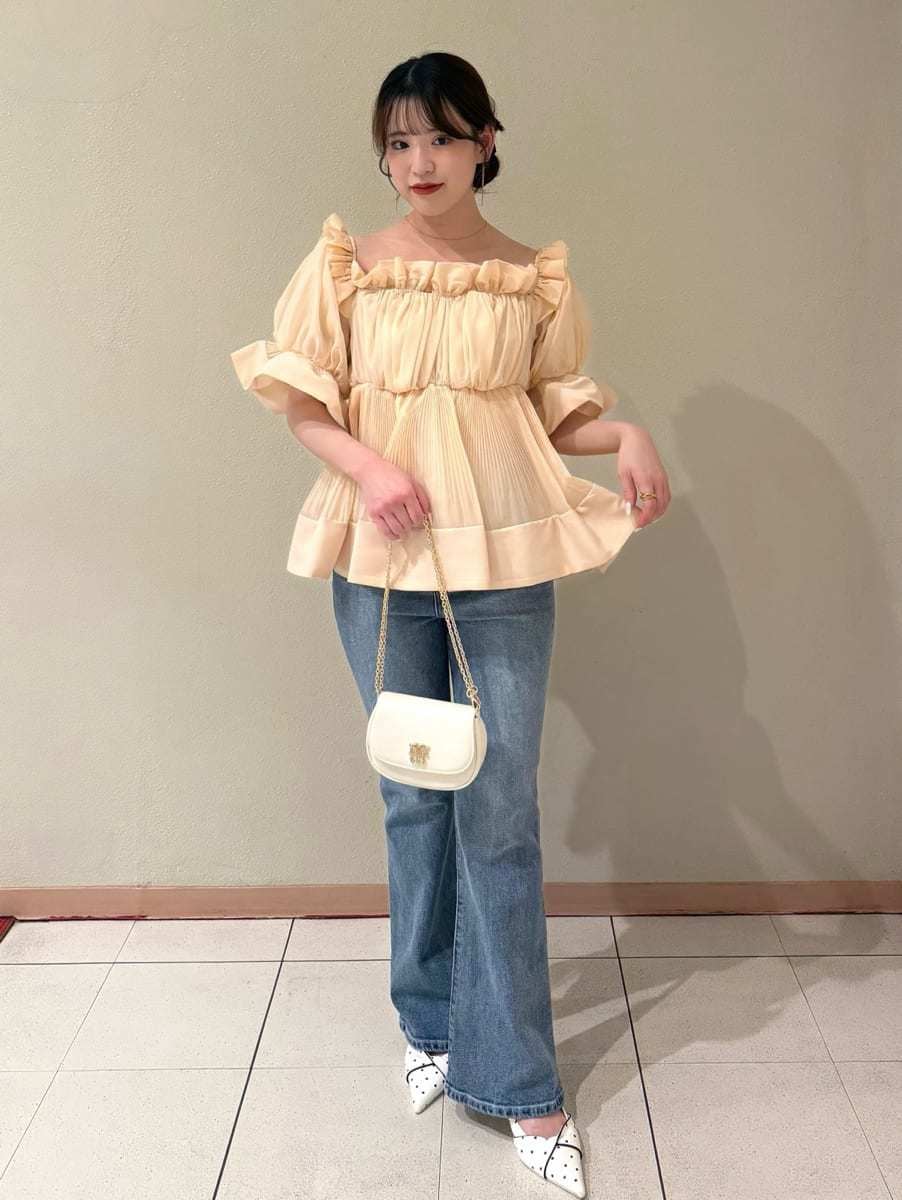 ブルー系のその他パンツ、オレンジ系のその他トップス、その他のパンプスを着用したレディースの春コーディネートの2枚目の写真