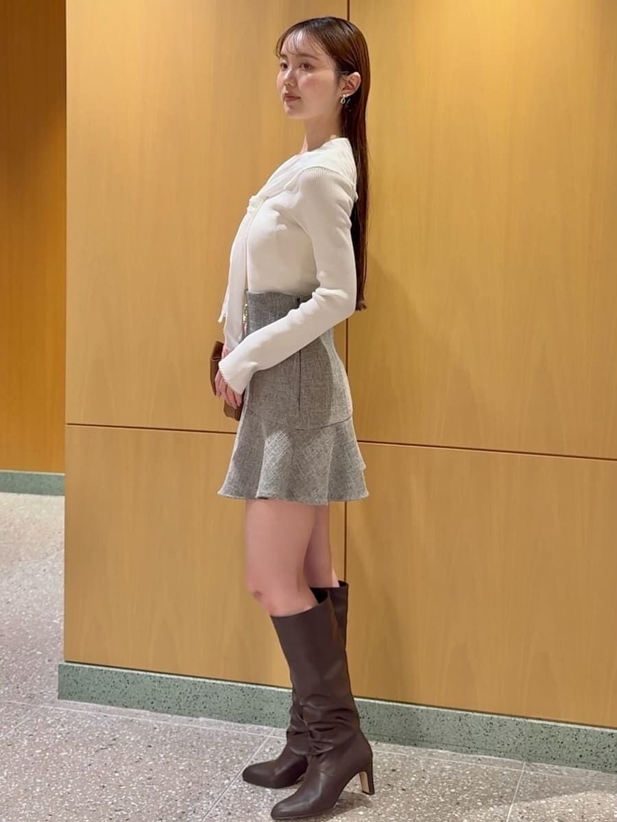 その他のその他パンツ、ホワイト系のニット/セーター、イエロー系のショルダーバッグを着用したレディースの冬コーディネートの3枚目の写真