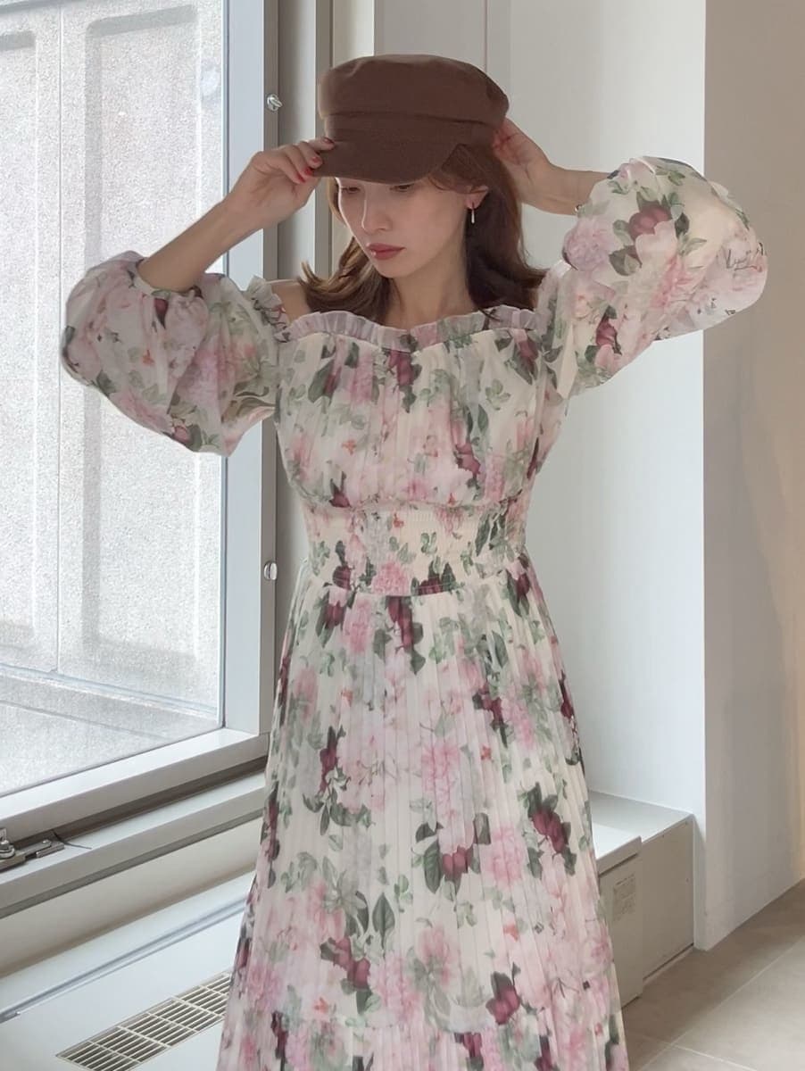 ピンク系のワンピース、ブラウン系のキャスケットを着用したレディースの冬コーディネートの2枚目の写真