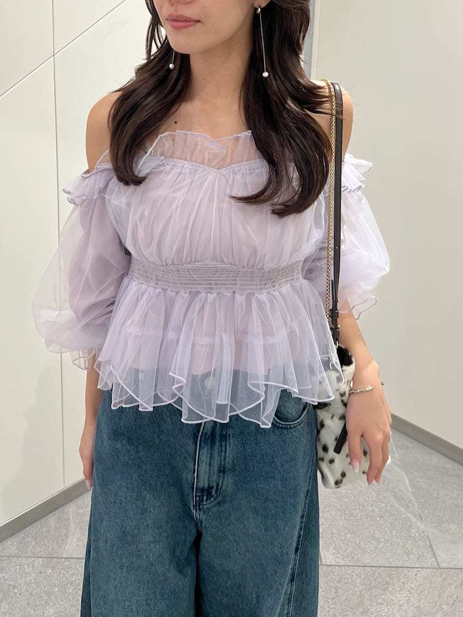 ブルー系のデニムパンツ、パープル系のシャツ/ブラウス、ブラウン系のパンプスを着用したレディースの秋コーディネートの4枚目の写真
