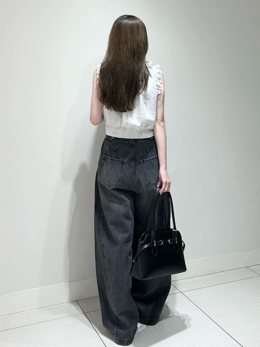 ホワイト系のサンダル、ブラック系のその他パンツ、グリーン系のシャツ/ブラウスを着用したレディースの夏コーディネートの5枚目の写真