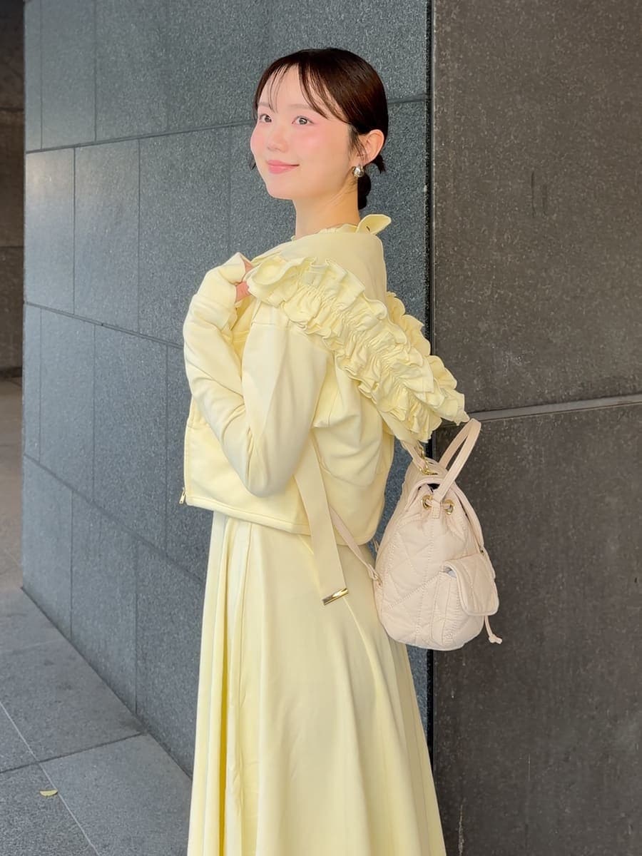 その他のサンダル、イエロー系のワンピース、イエロー系のパーカーを着用したレディースの夏コーディネートの8枚目の写真