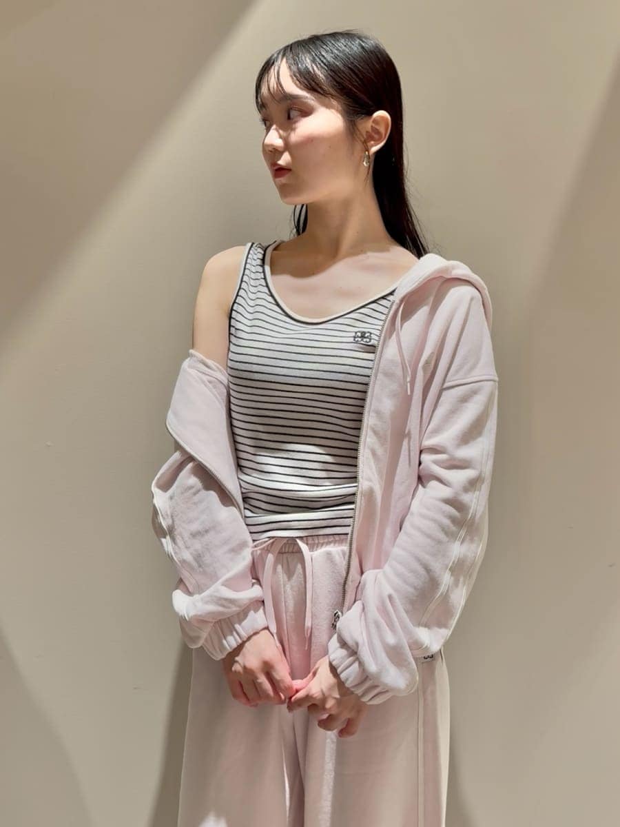 ピンク系のパーカー、その他のタンクトップ、ピンク系のスウェットパンツを着用したレディースの夏コーディネートの6枚目の写真