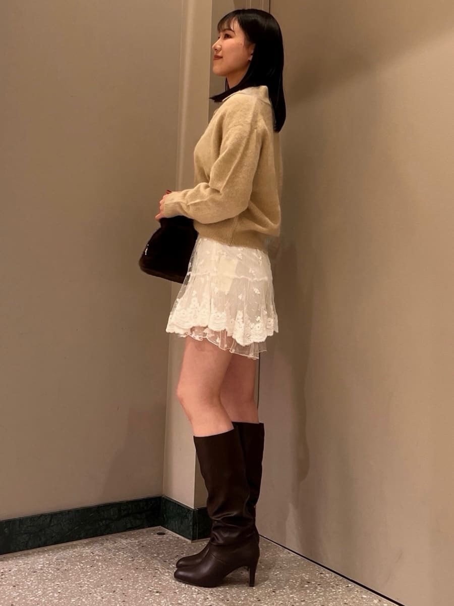 ベージュ系のニット/セーター、その他のその他パンツ、ブラウン系のハンドバッグを着用したレディースの冬コーディネートの3枚目の写真