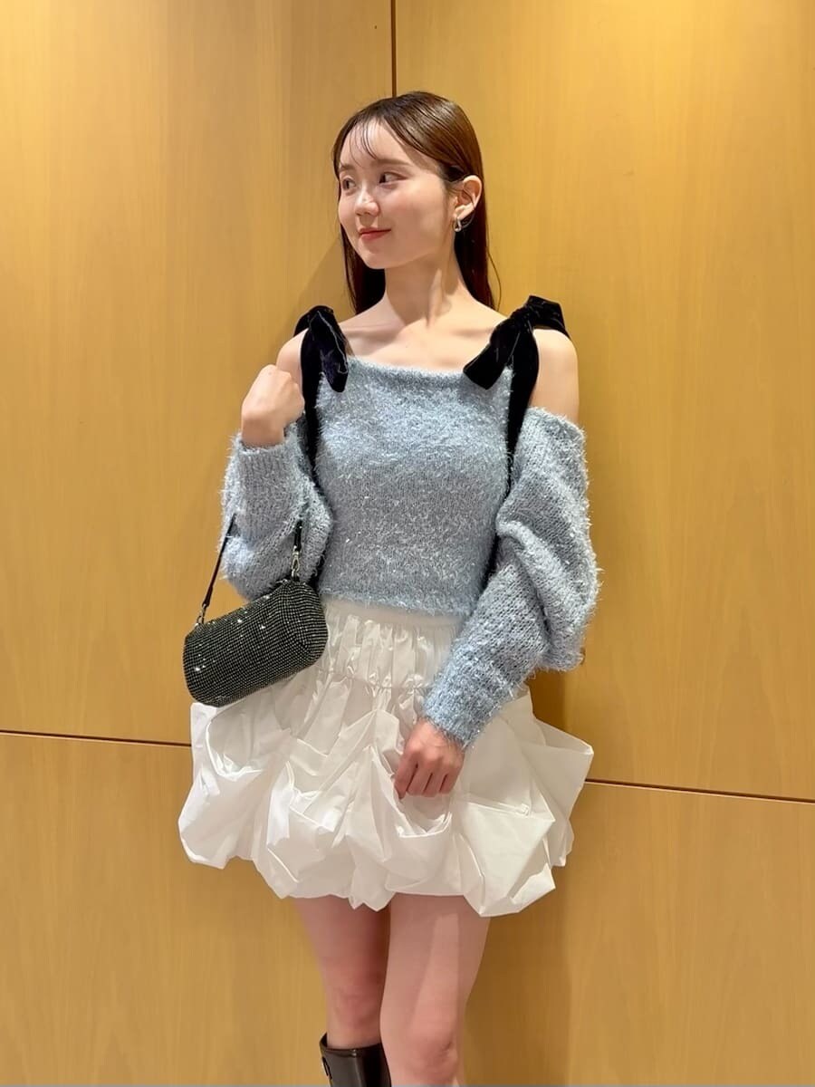 ブラウン系のブーツ、ホワイト系のその他パンツを着用したレディースの冬コーディネートの6枚目の写真