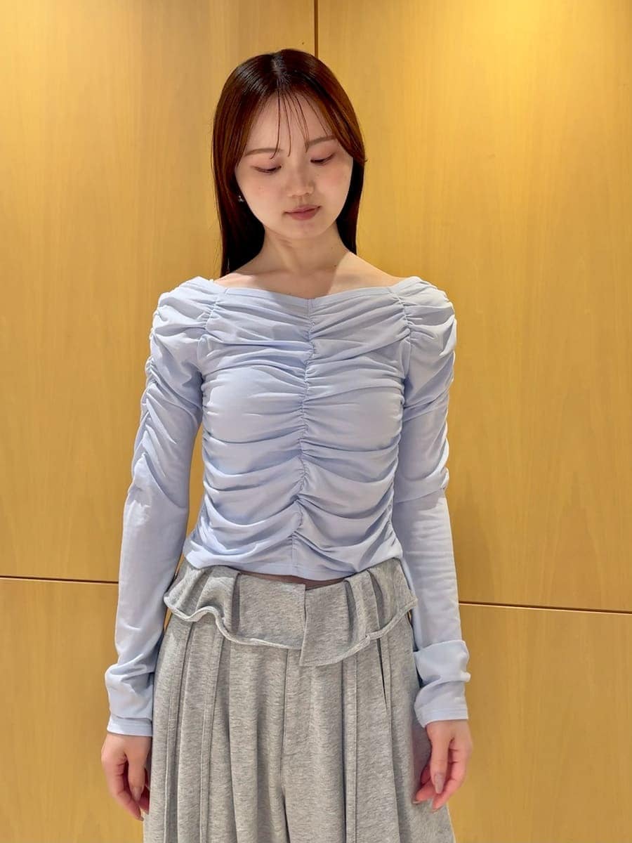 ホワイト系のノーカラージャケット、グレー系のその他パンツ、ブルー系のTシャツ/カットソーを着用したレディースの冬コーディネートの7枚目の写真