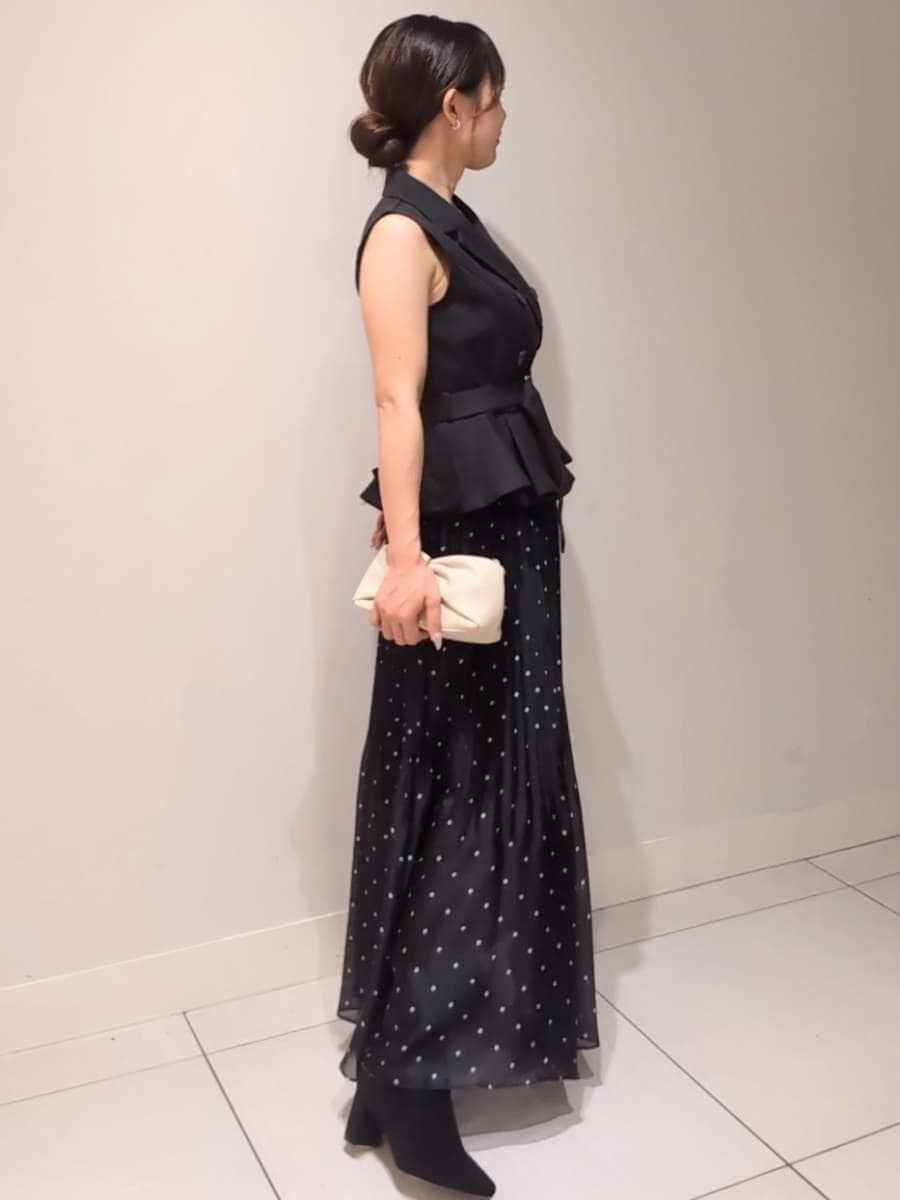 ブラック系のワンピース、ブラウン系のブーツを着用したレディースの夏コーディネートの2枚目の写真