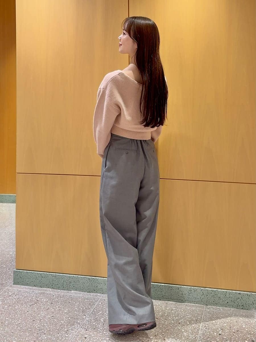 グレー系のスラックス、ピンク系のカーディガン/ボレロを着用したレディースの冬コーディネートの3枚目の写真