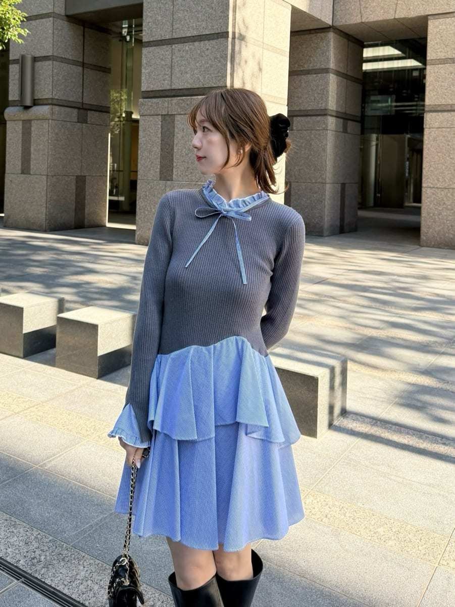 ブラック系のブーツ、ブラック系のショルダーバッグ、その他のワンピースを着用したレディースの冬コーディネートの3枚目の写真