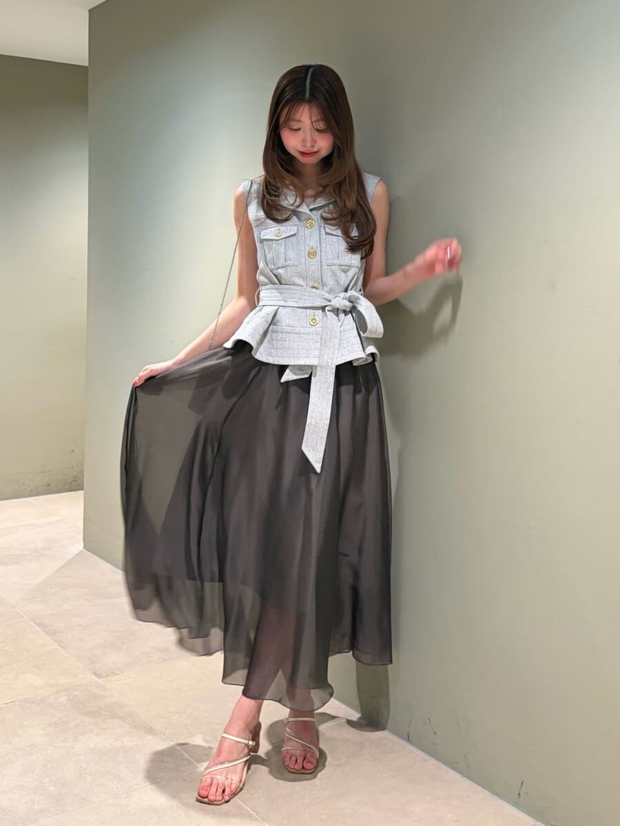 グレー系のワンピース、その他のサンダルを着用したレディースの夏コーディネートの7枚目の写真