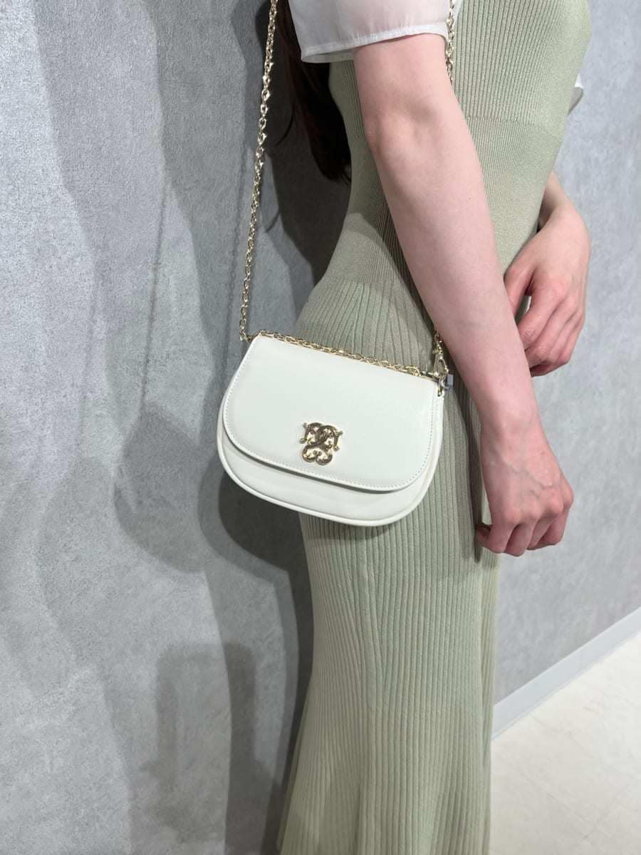 グリーン系のワンピース、その他のパンプス、ホワイト系のショルダーバッグを着用したレディースの春コーディネートの5枚目の写真