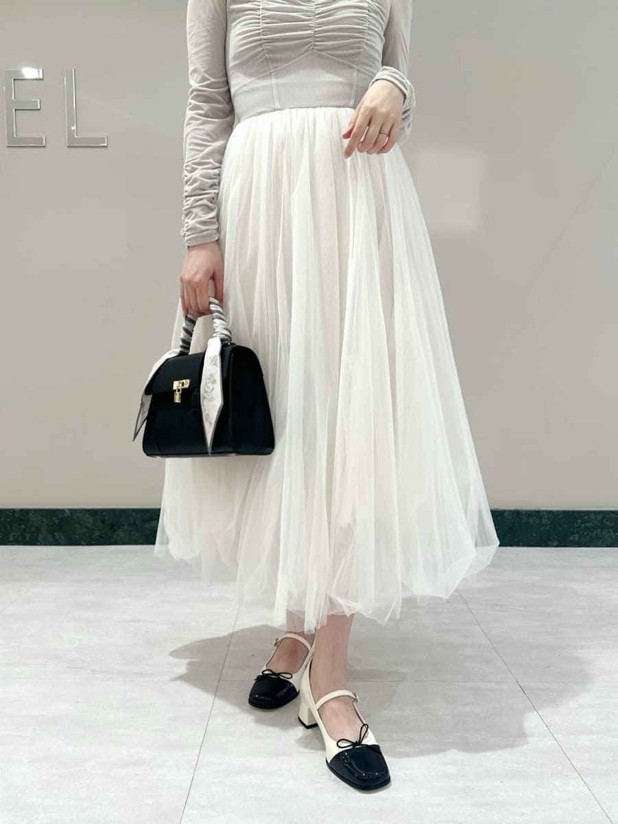 ホワイト系のワンピース、その他のパンプス、ブラック系のハンドバッグを着用したレディースの夏コーディネートの3枚目の写真