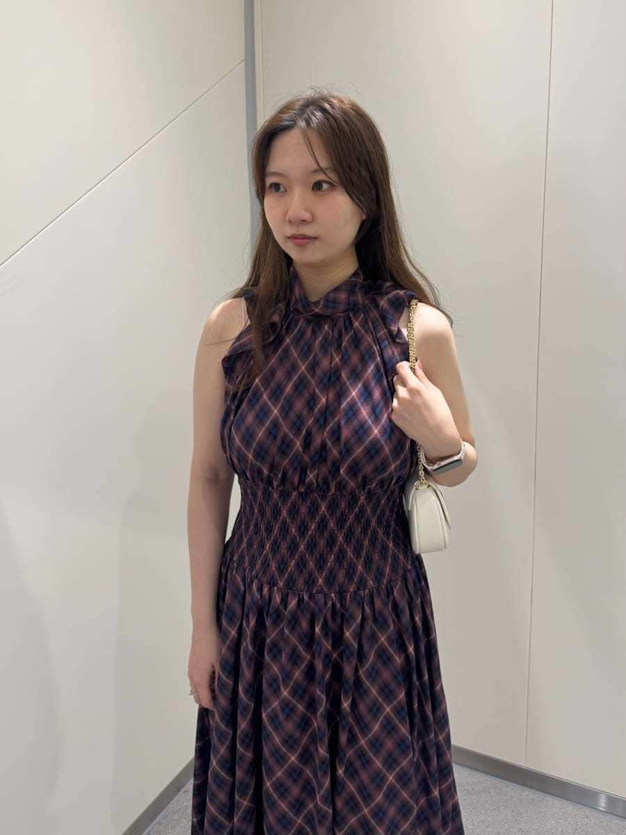 ホワイト系のショルダーバッグ、その他のサンダル、パープル系のワンピースを着用したレディースの夏コーディネートの6枚目の写真