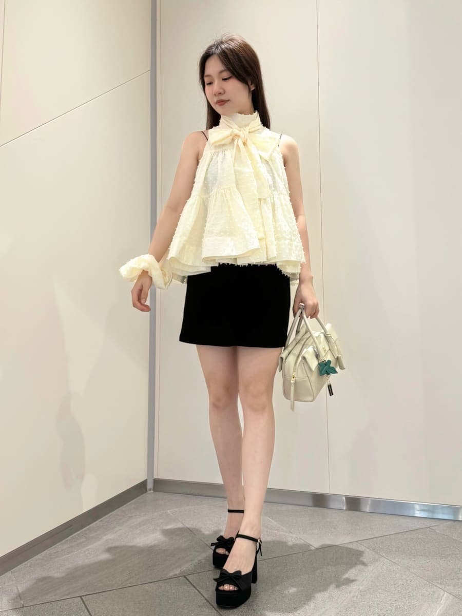 ブラック系のその他パンツ、ホワイト系のシャツ/ブラウス、ブラック系のサンダルを着用したレディースの春コーディネートの4枚目の写真