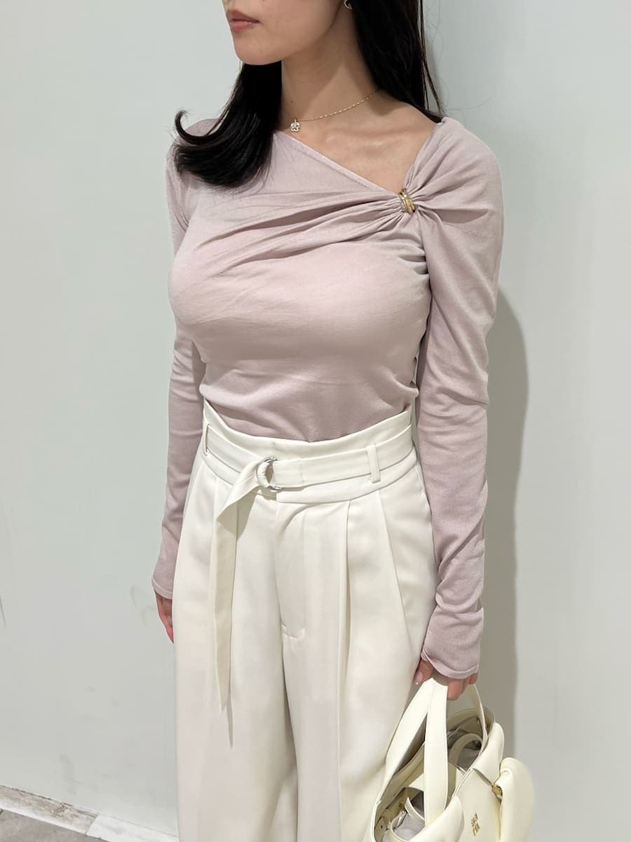 ホワイト系のその他パンツ、ピンク系のニット/セーター、その他のパンプスを着用したレディースの冬コーディネートの4枚目の写真