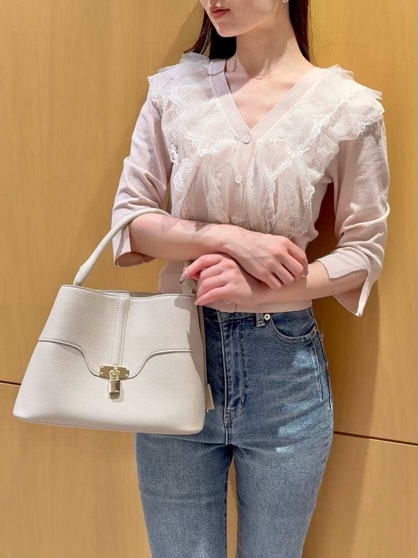 ブルー系のその他パンツ、ベージュ系のピーコート、ピンク系のニット/セーターを着用したレディースの冬コーディネートの8枚目の写真