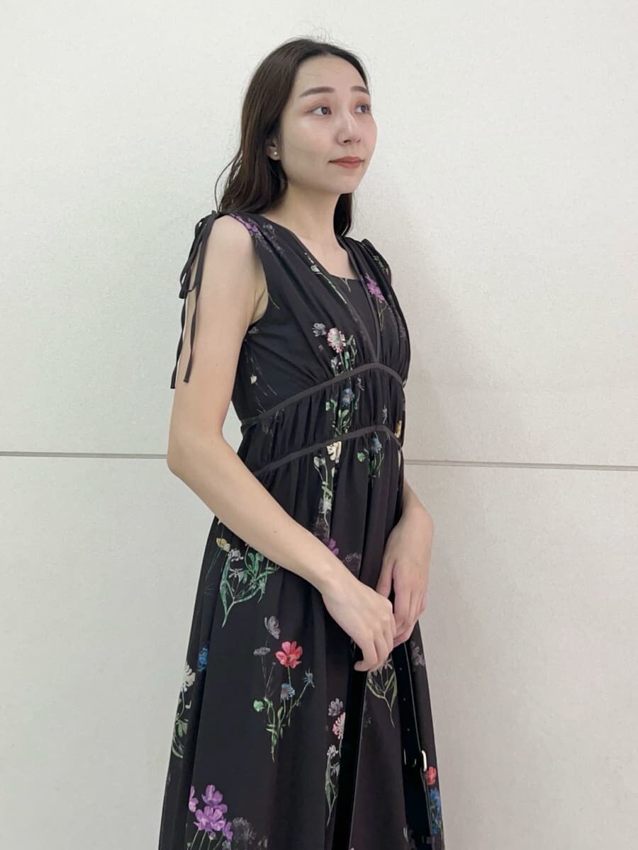 ブラウン系のワンピース、ブラック系のボストンバッグを着用したレディースの夏コーディネートの6枚目の写真