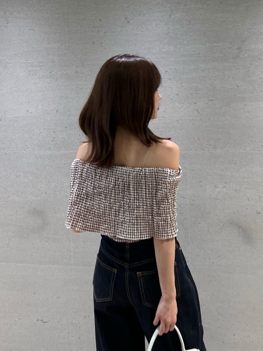 ブラウン系のシャツ/ブラウス、ホワイト系のデニムパンツ、ホワイト系のショルダーバッグを着用したレディースの夏コーディネートの6枚目の写真