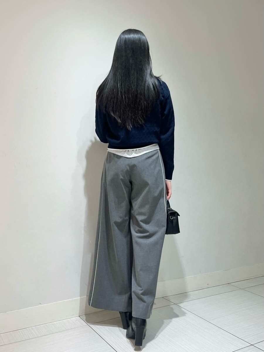 ブルー系のシャツ/ブラウス、ブルー系のニット/セーター、グレー系のその他パンツを着用したレディースの秋コーディネートの3枚目の写真