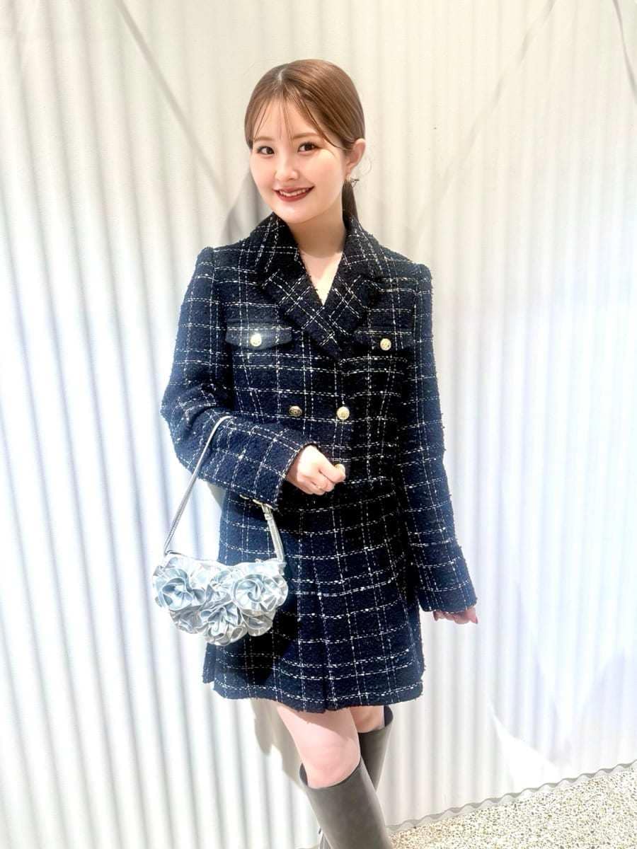 グレー系のブーツ、ブルー系のテーラードジャケット、ブルー系のスカートを着用したレディースの春コーディネートの5枚目の写真