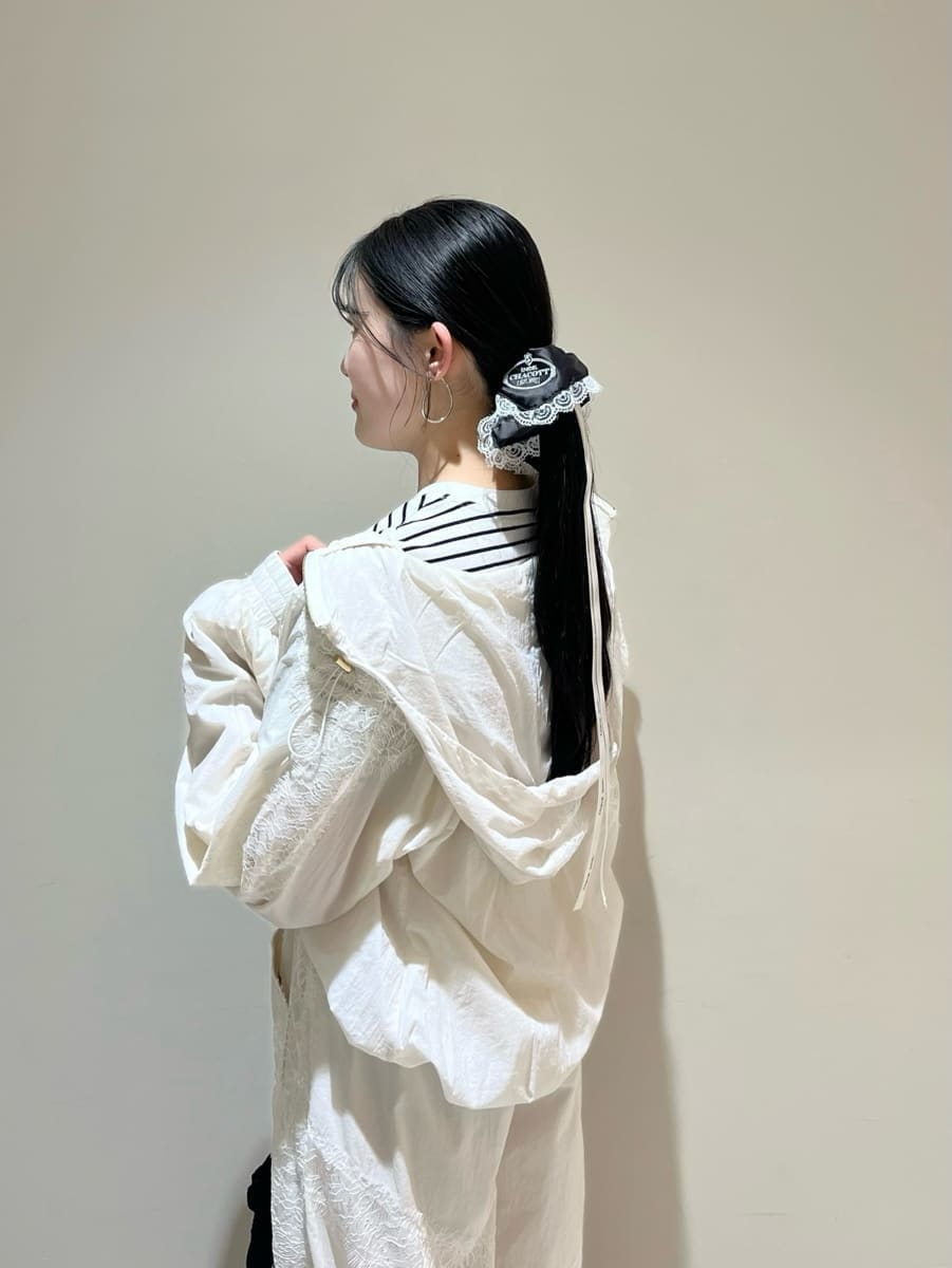 ホワイト系のブルゾン、ホワイト系のその他パンツ、その他のTシャツ/カットソーを着用したレディースの春コーディネートの5枚目の写真