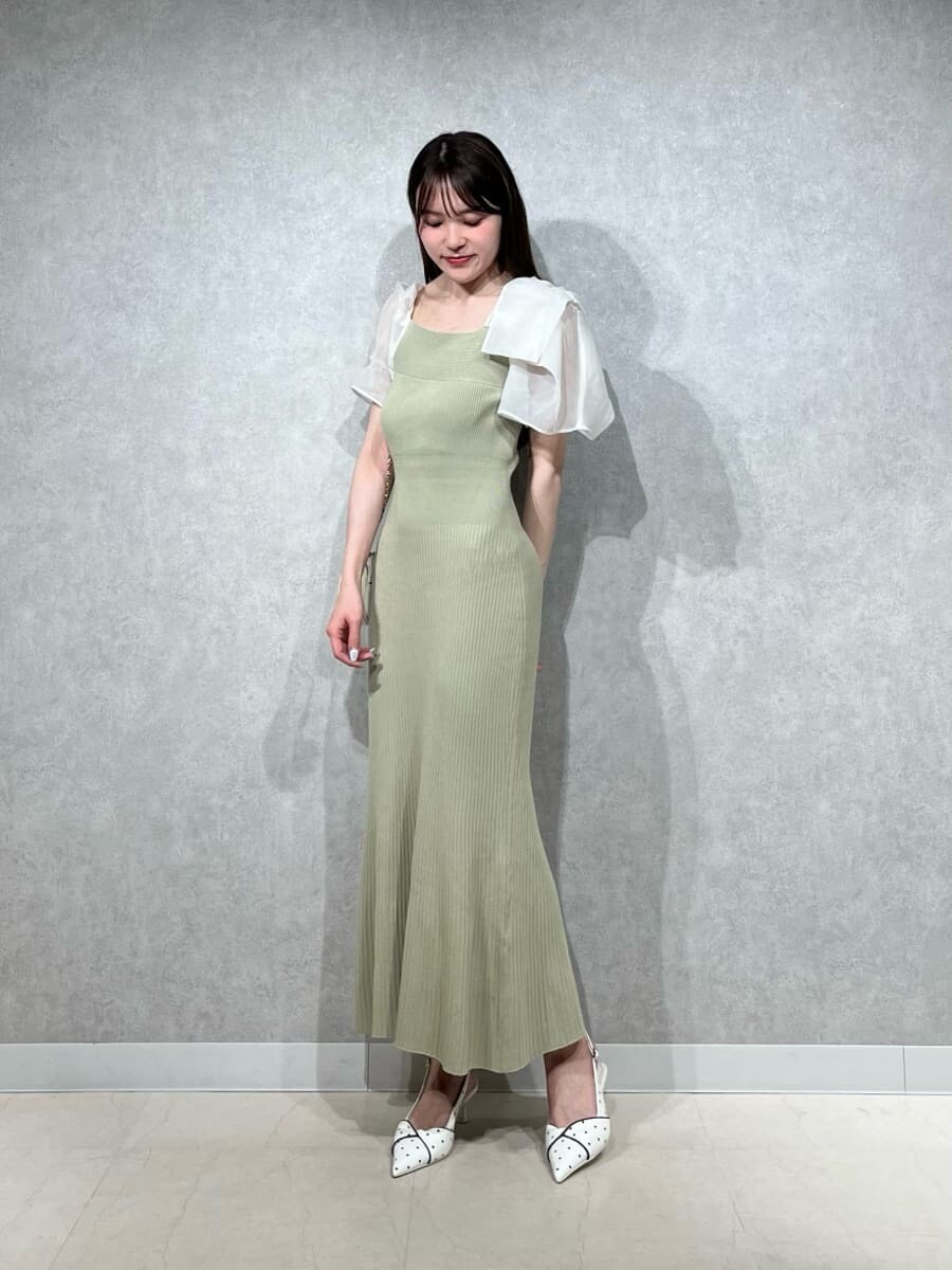 グリーン系のワンピース、その他のパンプス、ホワイト系のショルダーバッグを着用したレディースの春コーディネートの2枚目の写真