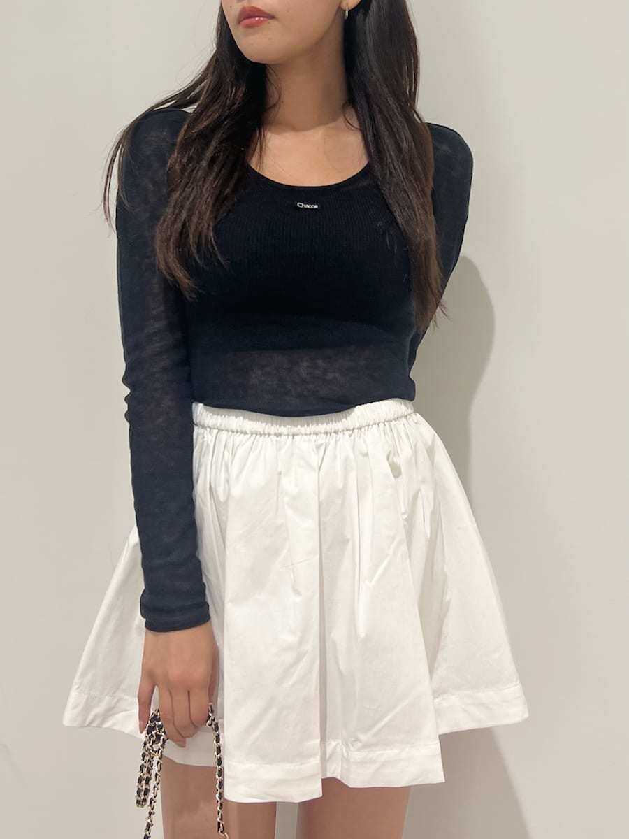 グレー系のニット/セーター、ホワイト系のその他パンツ、ブラック系のショルダーバッグを着用したレディースの夏コーディネートの4枚目の写真