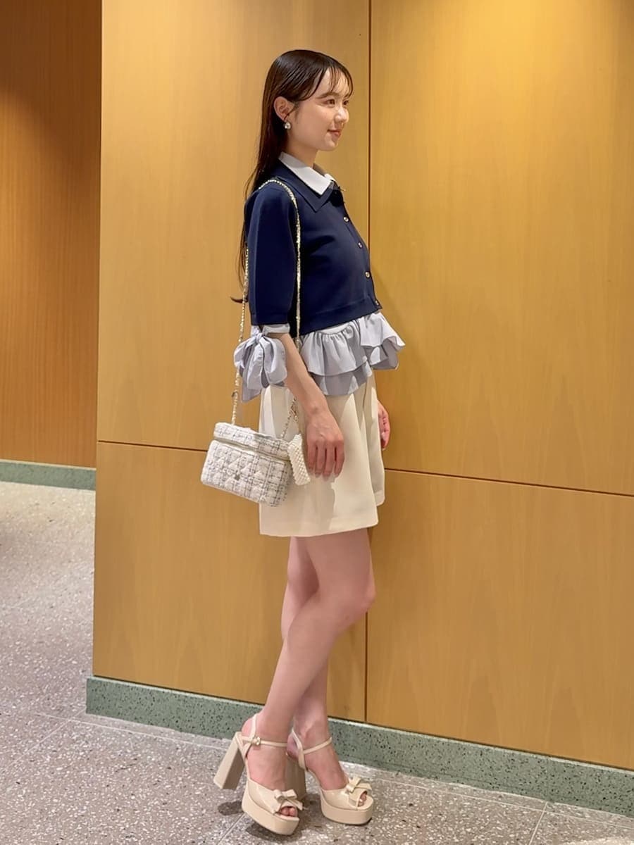 ホワイト系のその他パンツ、ブルー系のニット/セーター、ベージュ系のサンダルを着用したレディースの春コーディネートの3枚目の写真