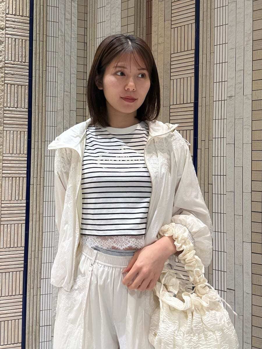 ホワイト系のブルゾン、ホワイト系のその他パンツ、その他のTシャツ/カットソーを着用したレディースの春コーディネートの5枚目の写真