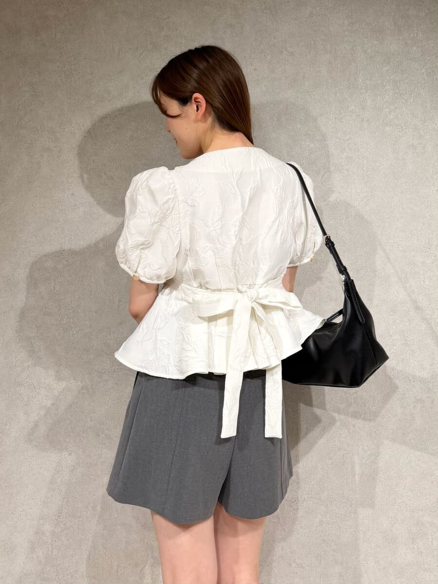 グレー系のその他パンツ、ホワイト系のシャツ/ブラウス、ブラック系のサンダルを着用したレディースの夏コーディネートの6枚目の写真