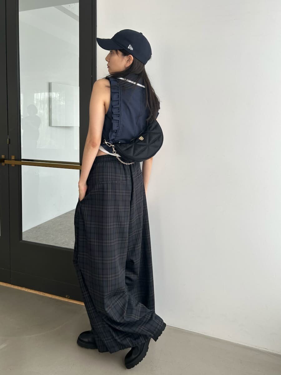 ブルー系のシャツ/ブラウス、ブルー系のその他パンツ、ブラック系のショルダーバッグを着用したレディースの夏コーディネートの3枚目の写真