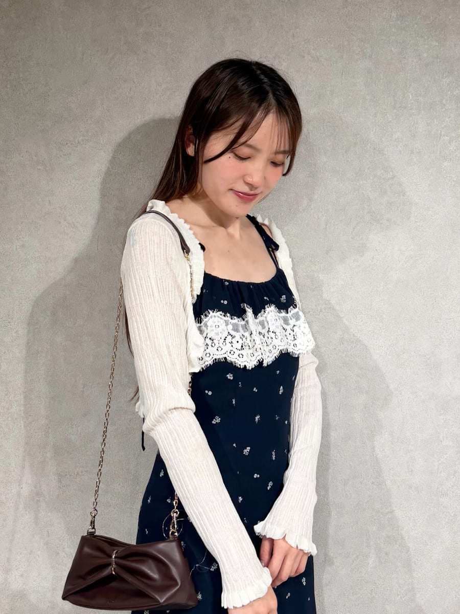 ブルー系のワンピース、ホワイト系のカーディガン/ボレロ、ブラウン系のサンダルを着用したレディースの夏コーディネートの4枚目の写真