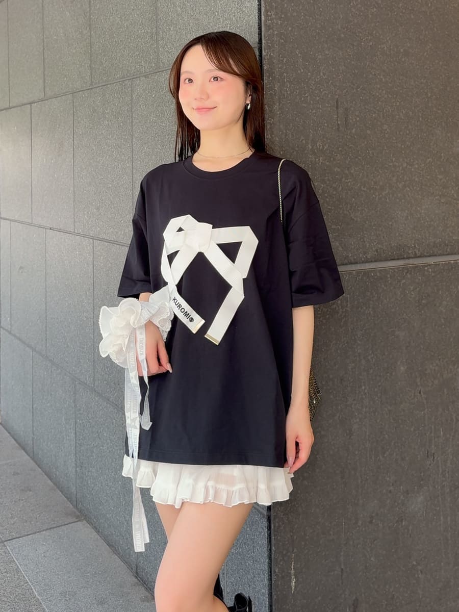 ホワイト系のその他パンツ、ブラック系のブーツを着用したレディースの夏コーディネートの4枚目の写真