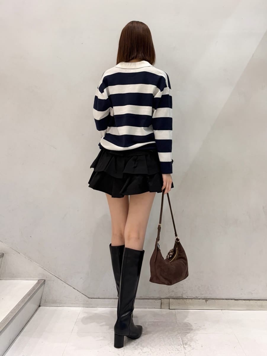 ブラック系のその他パンツ、ブルー系のポロシャツ、ブラック系のブーツを着用したレディースの夏コーディネートの2枚目の写真