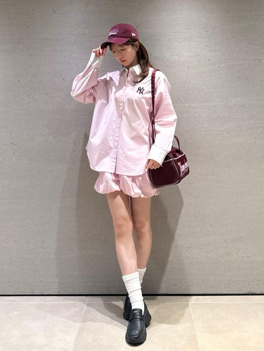 ピンク系のその他パンツ、ピンク系のシャツ/ブラウス、ブラック系のローファーを着用したレディースの春コーディネートの5枚目の写真