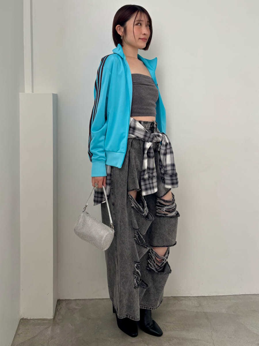 グレー系のデニムパンツ、ブラック系のシャツ/ブラウス、ブラック系のブーツを着用したレディースの秋コーディネートの3枚目の写真