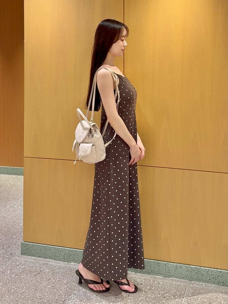 ブラック系のサンダル、ブラウン系のワンピース、ブラウン系のパーカーを着用したレディースの夏コーディネートの4枚目の写真