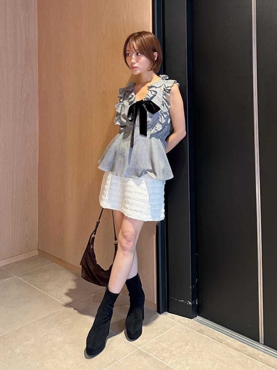 ホワイト系のスカート、その他のシャツ/ブラウス、ブラック系のブーツを着用したレディースの夏コーディネートの3枚目の写真