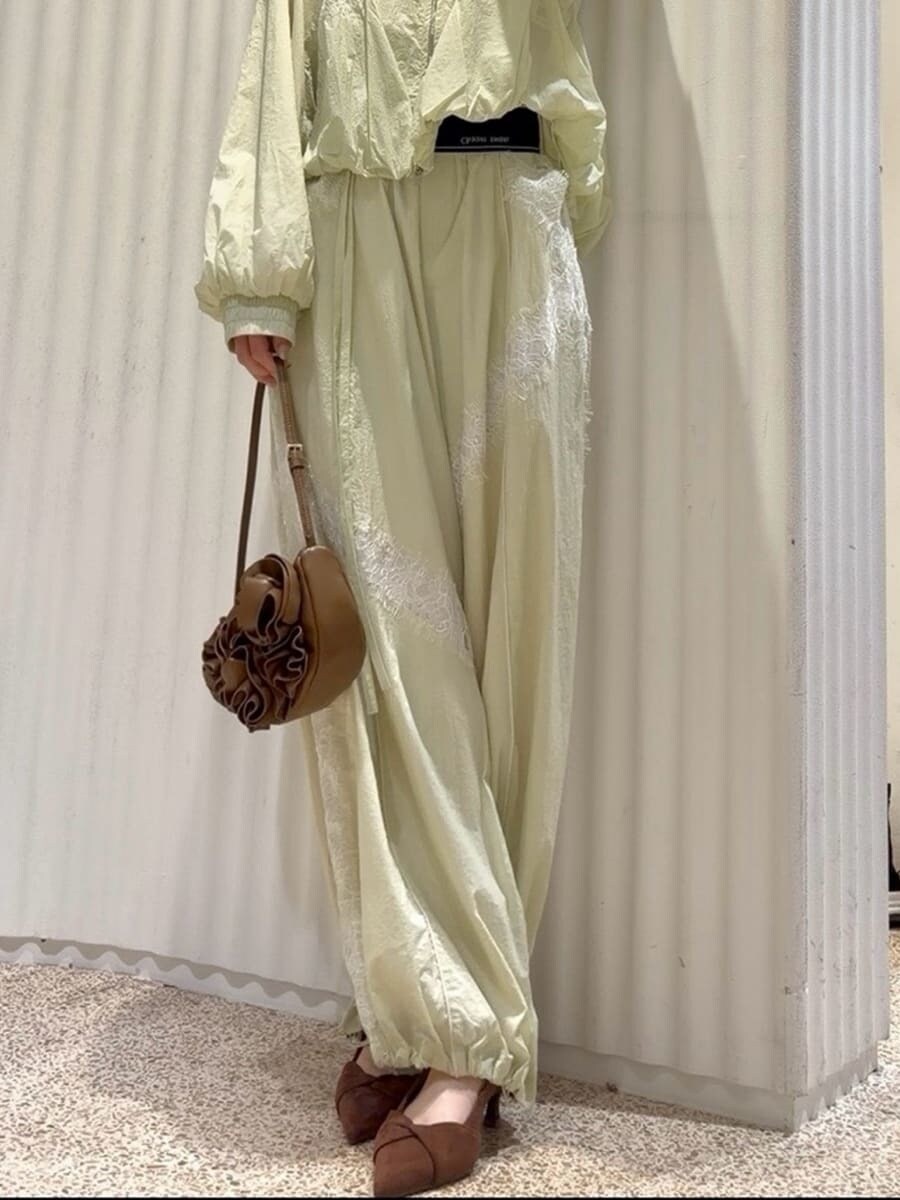 グリーン系のブルゾン、グリーン系のその他パンツ、ブラウン系のパンプスを着用したレディースの春コーディネートの8枚目の写真