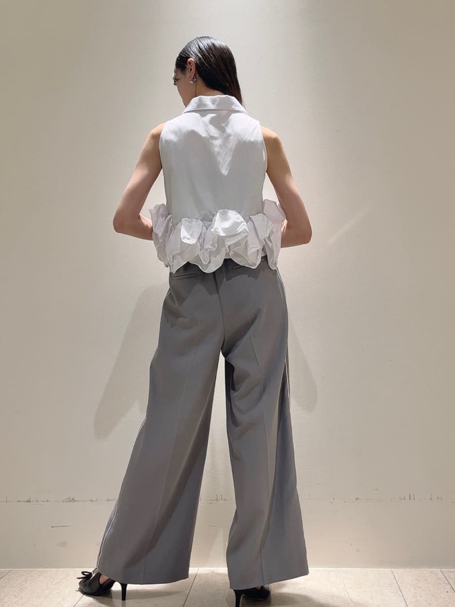グレー系のその他パンツ、ホワイト系のシャツ/ブラウス、ブラック系のボストンバッグを着用したレディースの夏コーディネートの8枚目の写真