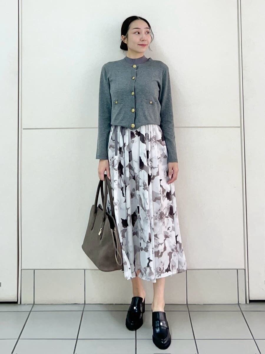 グレー系のワンピース、ブラック系のローファー、グレー系のハンドバッグを着用したレディースの秋コーディネートの2枚目の写真